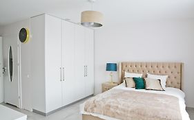Elegant City Center Apartment 7A